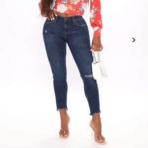 Fashion nova NWT size 3 / 26 mid-rise distressed ankle crop jeans